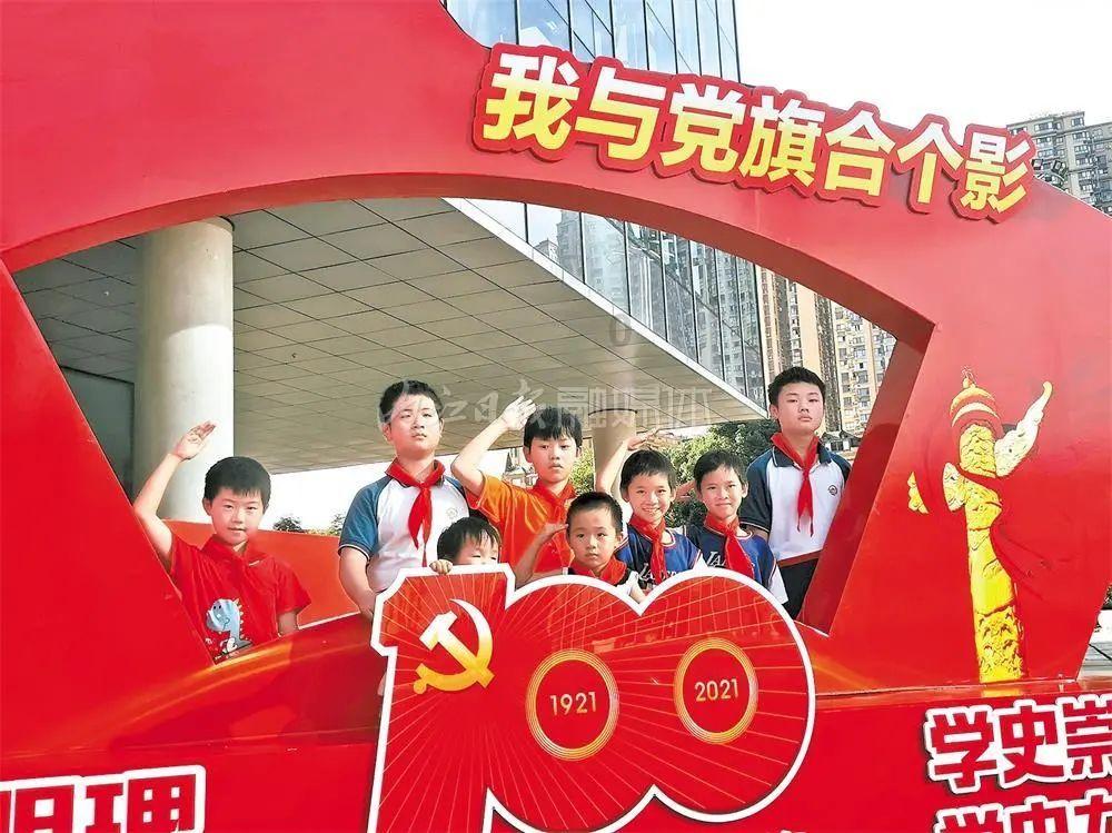 在城市“第二空间”的坚守，让乘客们感受“上海温度”……